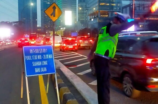 Apakah Penggunaan Bahu Jalan Tol Dalkot Masih Berlaku? Ini Kata Polda Metro Apakah Penggunaan Bahu Jalan Tol Dalkot Masih Berlaku? Ini Kata Polda Metro