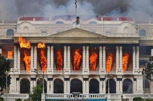 Demo Berdarah di Nepal, Massa Bakar Rumah dan Serang Menteri Demo Berdarah di Nepal, Massa Bakar Rumah dan Serang Menteri